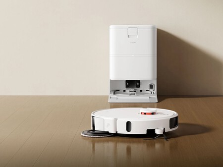 Robot aspirador Xiaomi H50 Pro. Un robot aspirador blanco y minimalista con un sensor LIDAR, navegando por una casa moderna con luz natural.