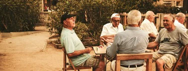 Personas de la Generación Z en un ambiente de trabajo relajado