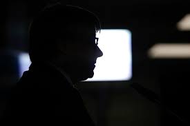 Carles Puigdemont en un momento de reflexión o derrota, quizás tras las primarias