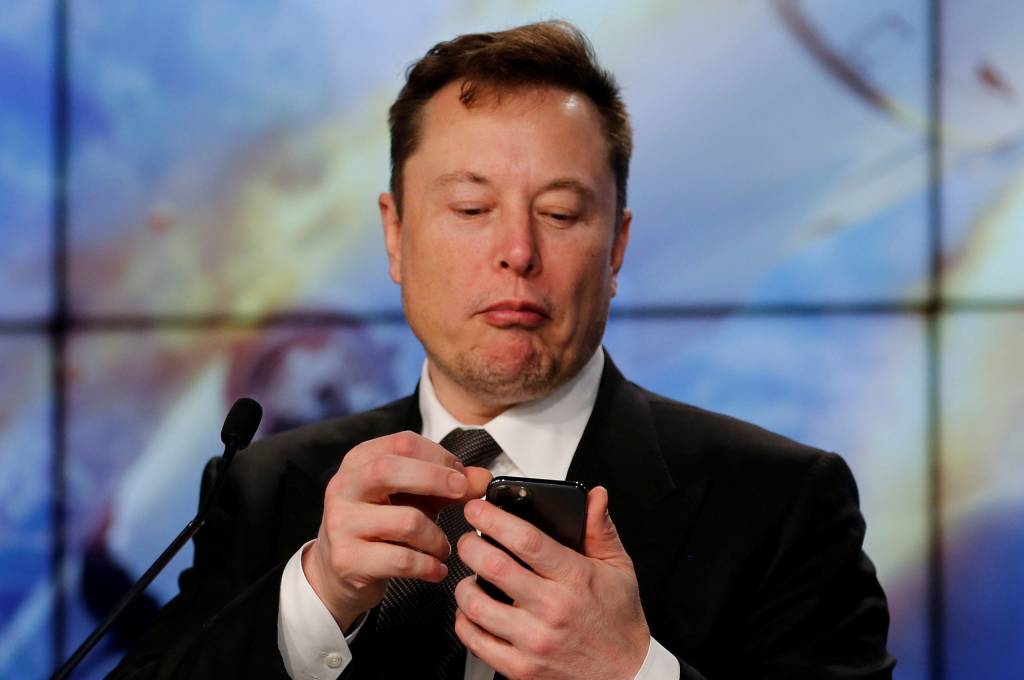 Prototipo de teléfono futurista con IA de Elon Musk