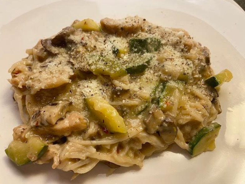 Cremosa pasta fit: Champiñones y salchicha de pollo sin carbos