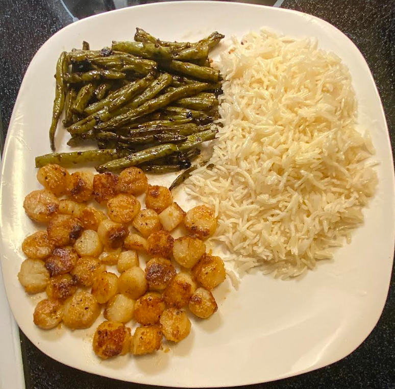 Plato con vieiras a la plancha, ejotes balsámicos y arroz basmati