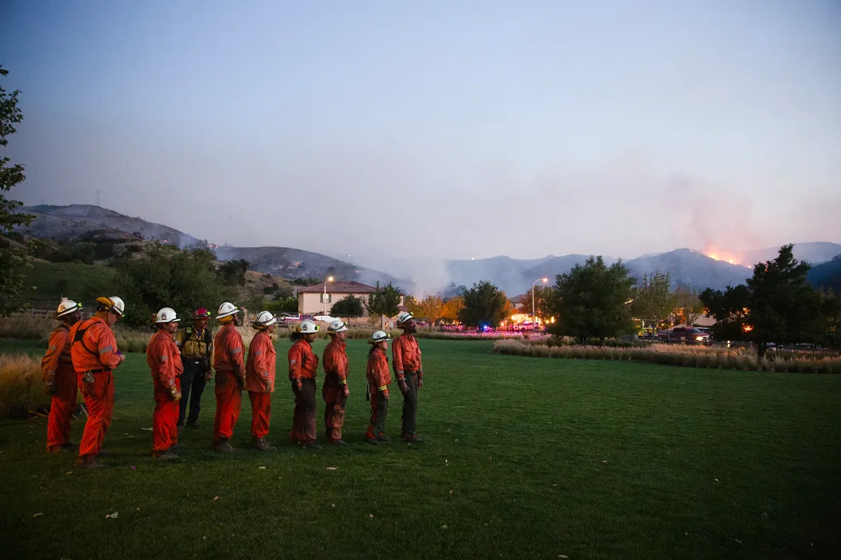Nueva ley: bomberos presos de California a carreras de 6 cifras y pensión