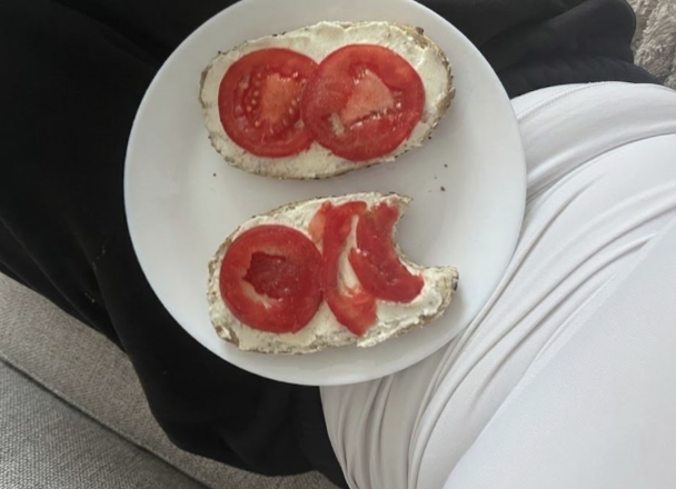 Pan integral, tomate y queso: ¡Tu desayuno de energía y bienestar!